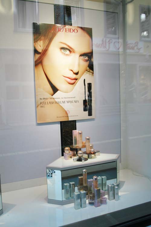 parfumerie shiseido schaufenster august 2015
